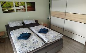 Geräumige Ferienwohnung mit Doppelbett, Bad und Küche